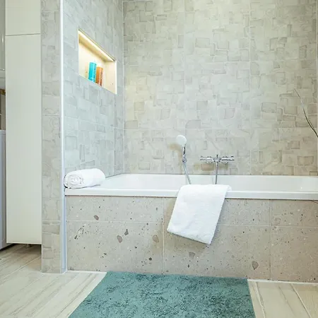 Holiday home Avec Spa, Terrasse Et Grand Jardin Au Coeur Des Vignobles Historiques - Fr-1-489-513 Saulcet