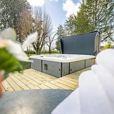 Holiday home Avec Spa, Terrasse Et Grand Jardin Au Coeur Des Vignobles Historiques - Fr-1-489-513 Saulcet